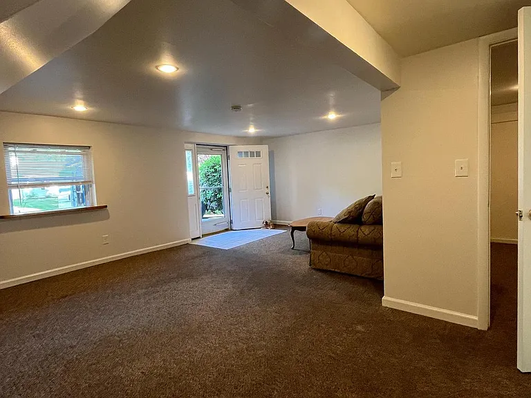 1213 Farmington Ln — Photo 17