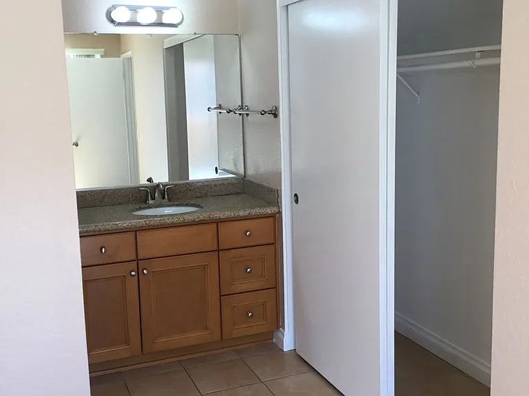 272 S Poplar Ave — Photo 4