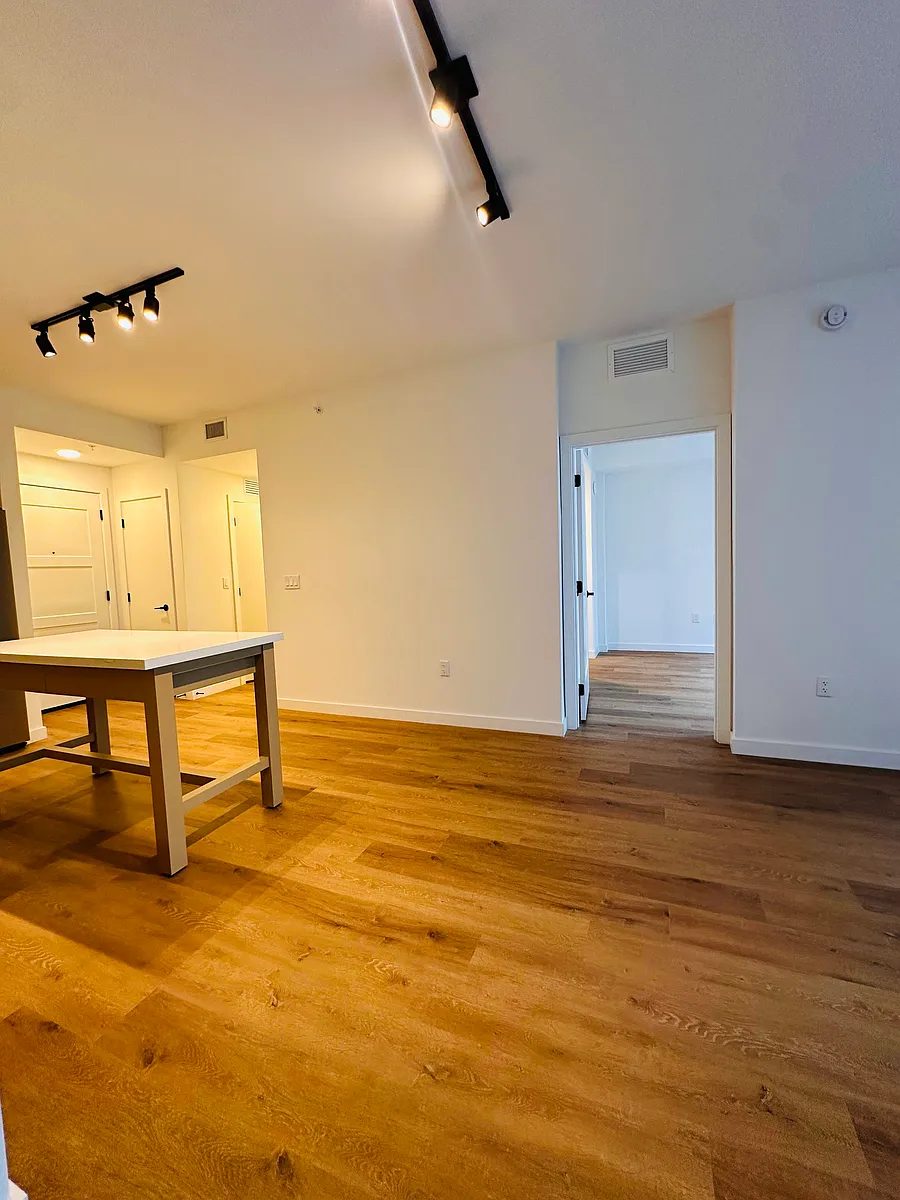 Building Photo - 1654 NE 124th St #102