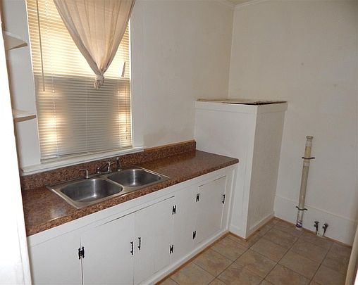 5th image of 521 Flint St
