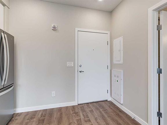 2nd image of 1605 W 17th St SE #212