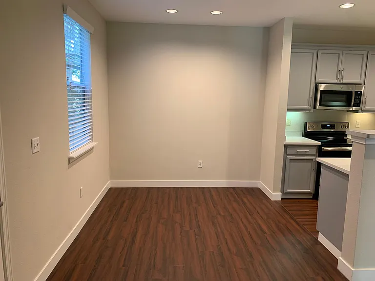 1x1/729sf: Dining Room
