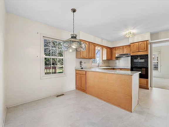 3rd image of 258 Stonegate Rd