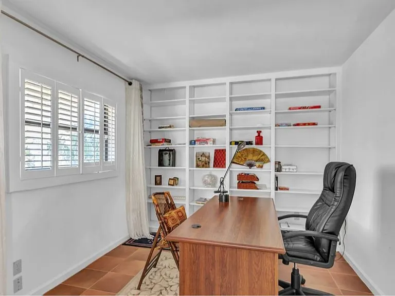 1821 E Barefoot Pl — Photo 8