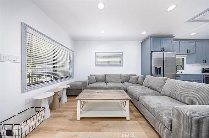 3 bed, 1000 sqft, $4,200 — Photo 4