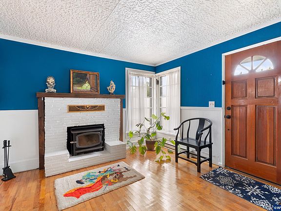 4th image of 221 Walnut St