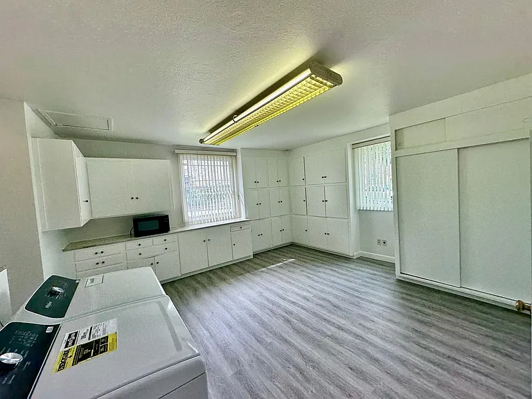 Bonus Room w/ Laundry