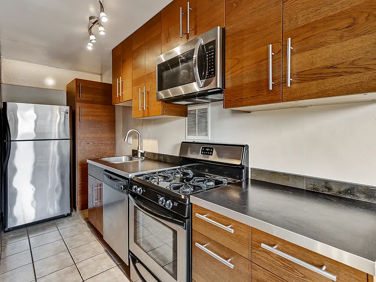 Park Loma Apartments — Photo 10