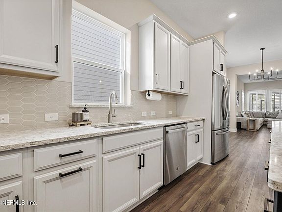 4th image of 25 Martha Ct