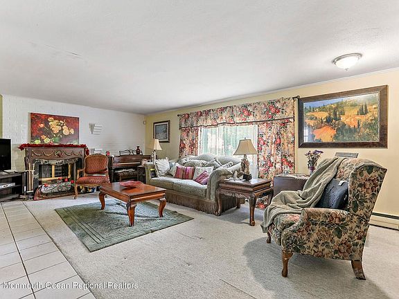 4th image of 60 Shady Nook Dr