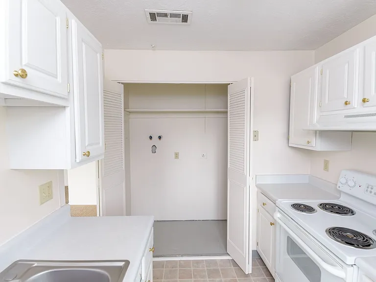 Windsor Gardens Apartments — Photo 77
