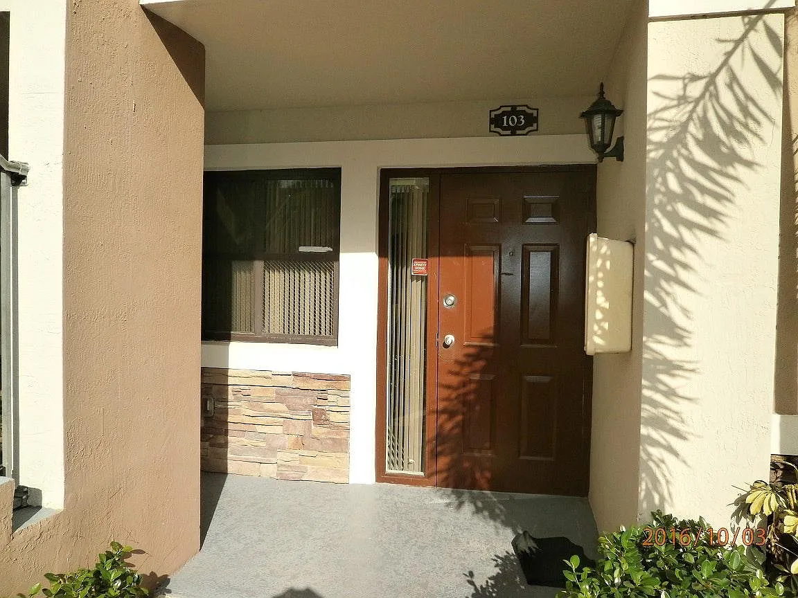 2 bed, 817 sqft, $2,000 — Photo 2