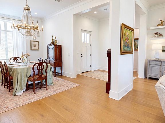 4th image of 215 Westlake Cir