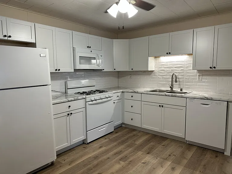 677 Greenbriar St #1 — Photo 2