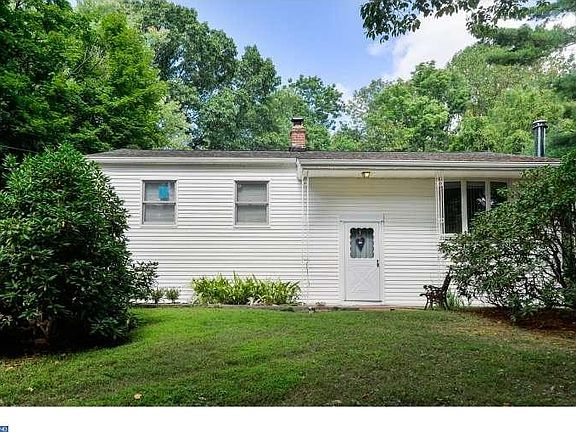 4th image of 1665 Hillcrest Ln