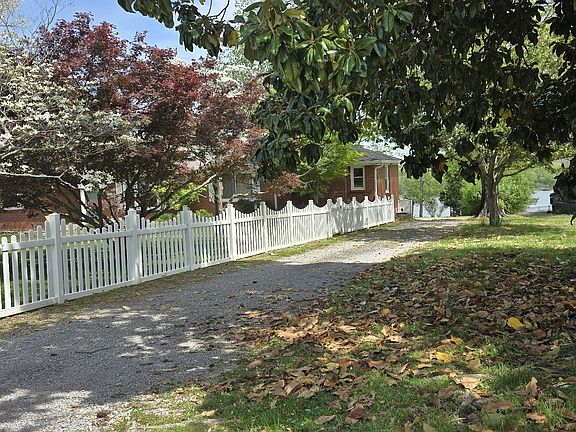 2nd image of 403 Jones St