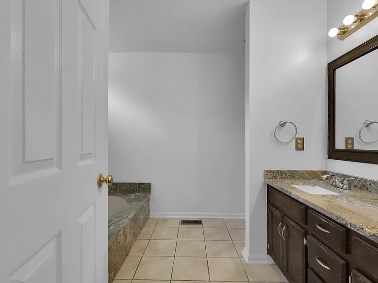 1104 Crestfield Dr — Photo 7