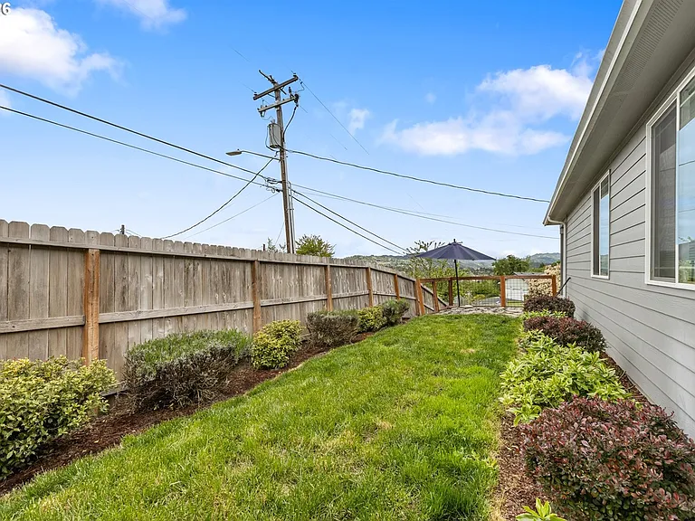 110 Flangas Ave — Photo 17