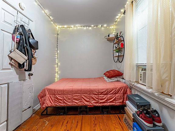 4th image of 2927 N Avers Ave