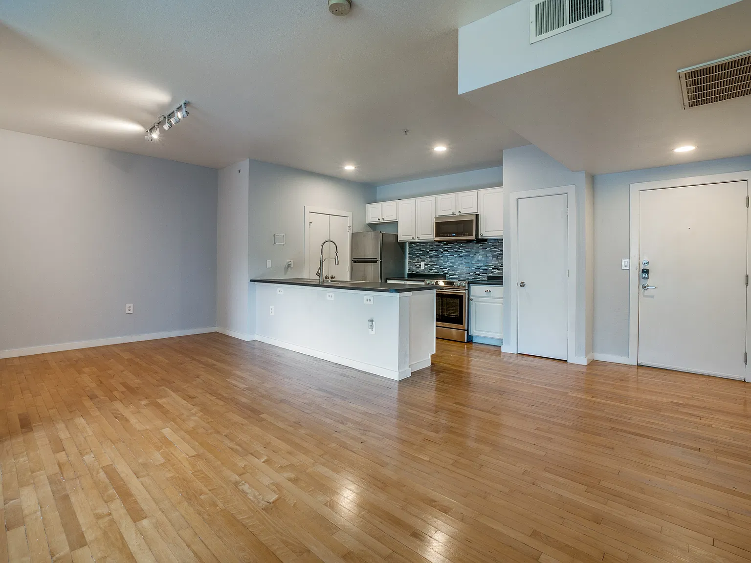 1 bed, 848 sqft, $1,700 — Photo 2