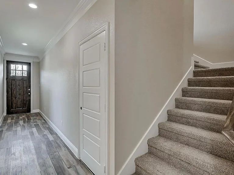 1707 Ash Crescent St — Photo 8