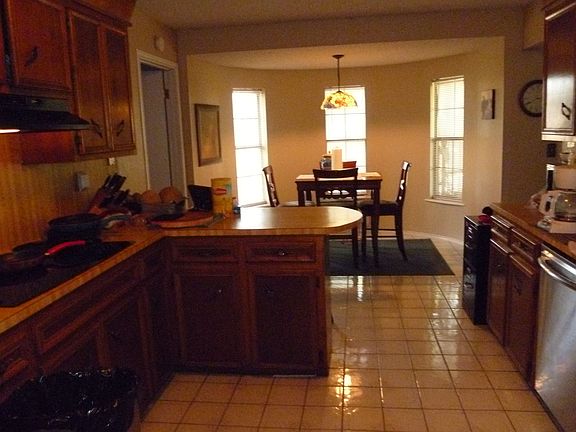3rd image of 902 Sam Houston Blvd