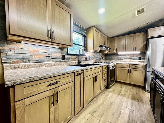 5th image of 578 Jones St