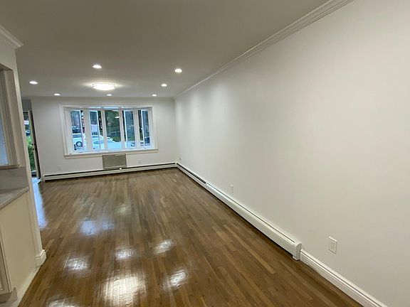 5th image of 2571 Parsons Blvd #2