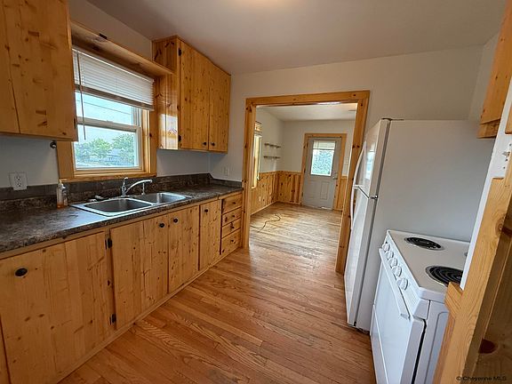 3rd image of 622 E 3rd St