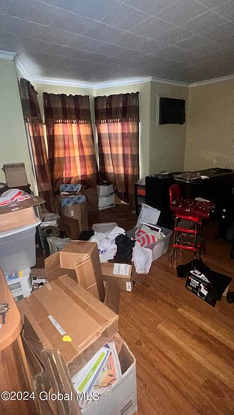 4th image of 1044 Helderberg Avenue