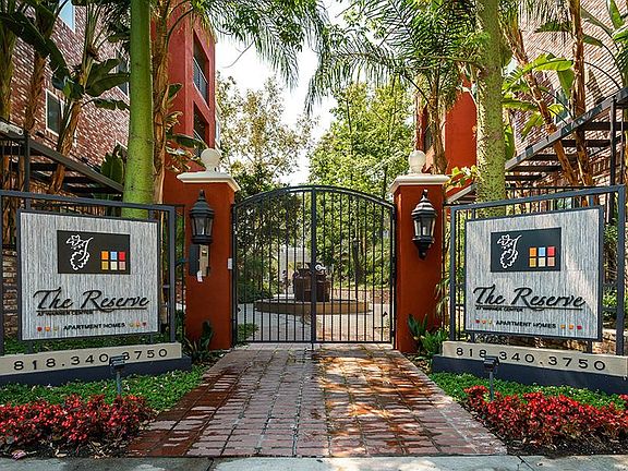 Welcome to The Reserve at Warner Center!