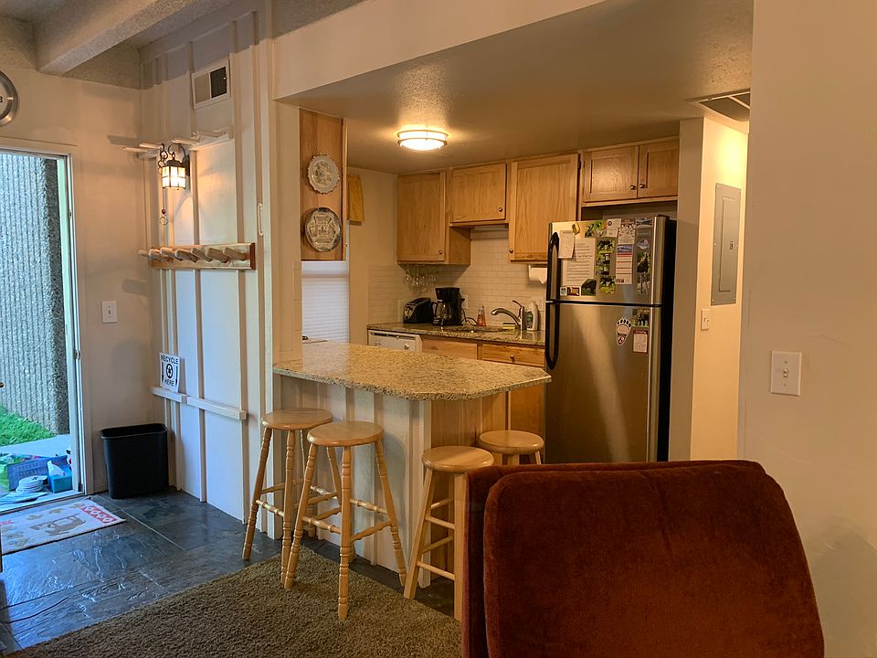 Kitchen/entry