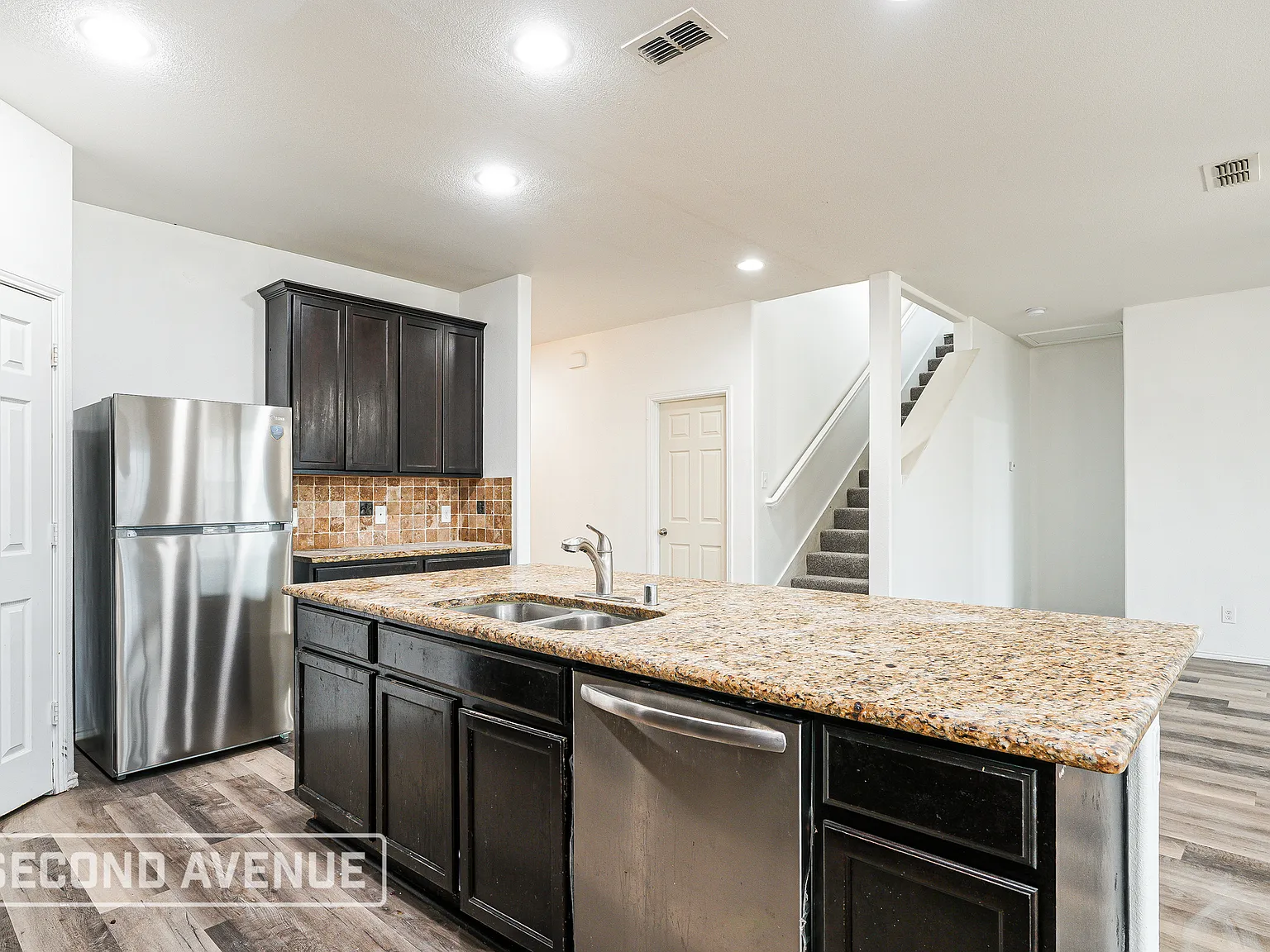 4 bed, 2.5 bath, 2800 sqft, $2,999 — Photo 4
