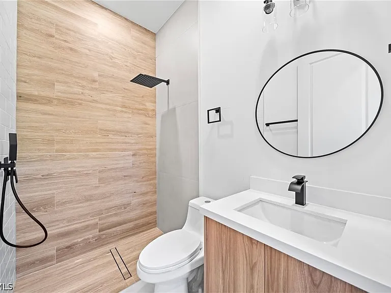 1805 W 10th St — Photo 10