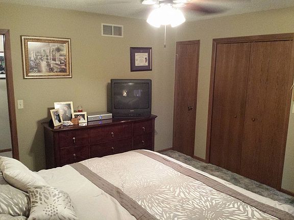 Master bedroom (14'x13')