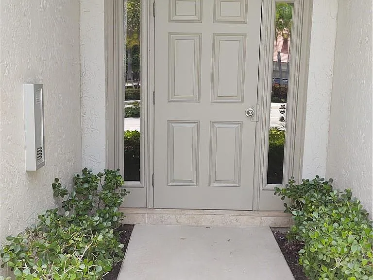 5801 Coach House Cir #B — Photo 3