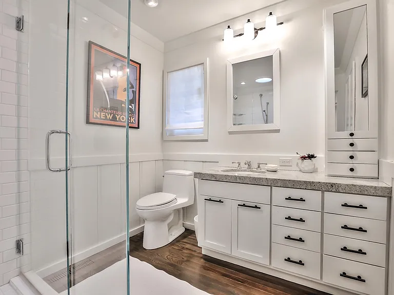 hallway/guest full bath