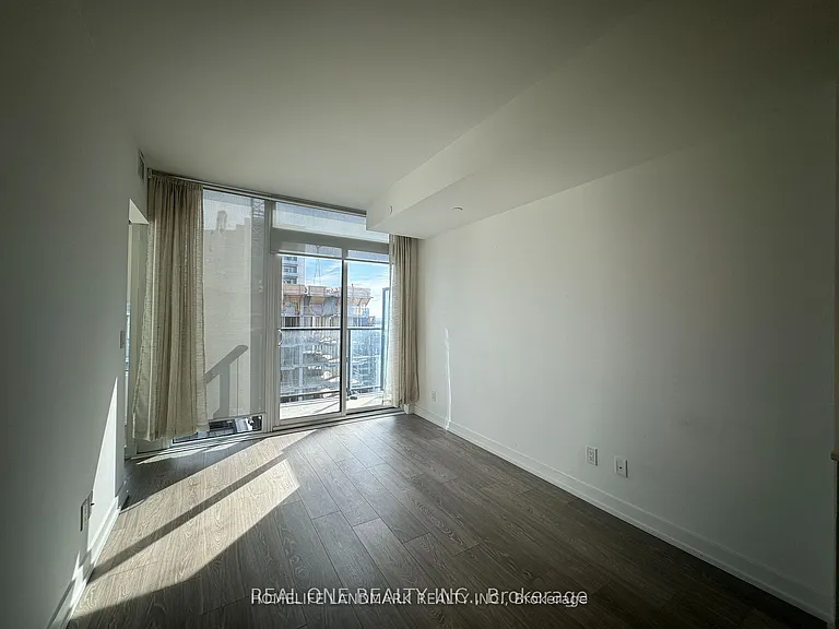 19 Western Battery Rd #Penthouse 03 — Photo 7