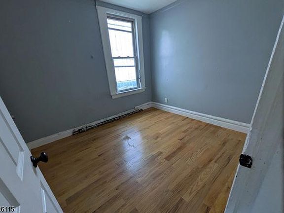 5th image of 553 S 10Th St