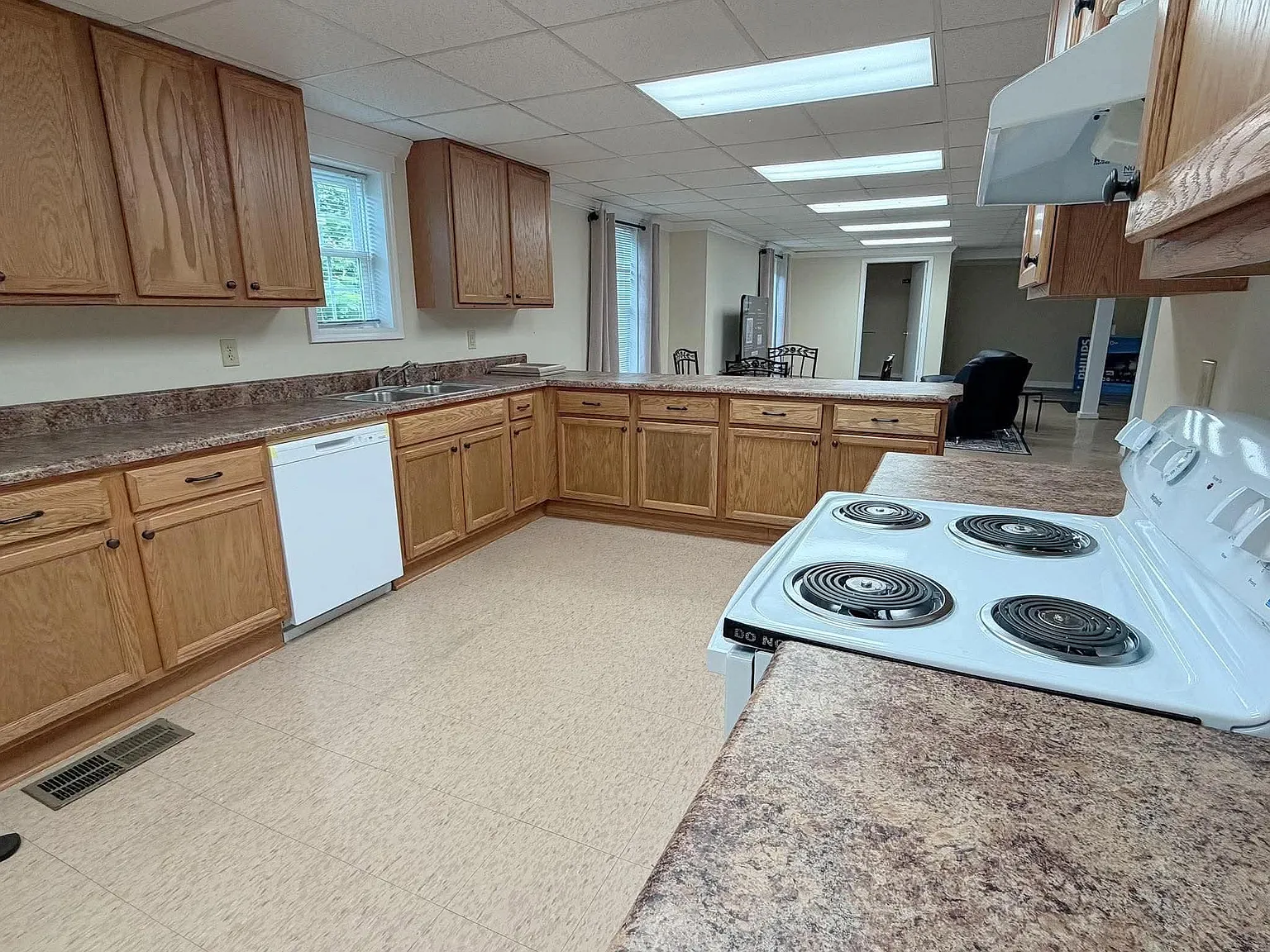 5 bed, 2570 sqft, $800 — Photo 3