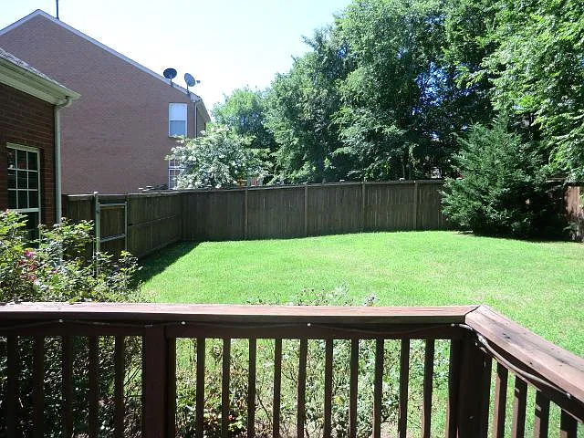 305 Sweetwater Ct — Photo 32