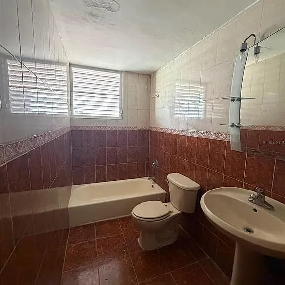 CASA D9 Calle Monarca Urb Paseos Reales — Photo 13