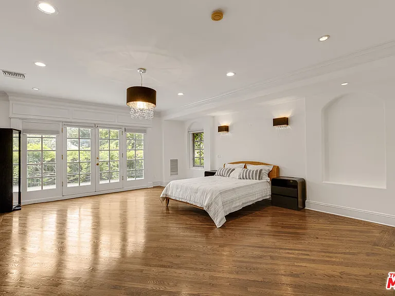 821 N Whittier Dr — Photo 33