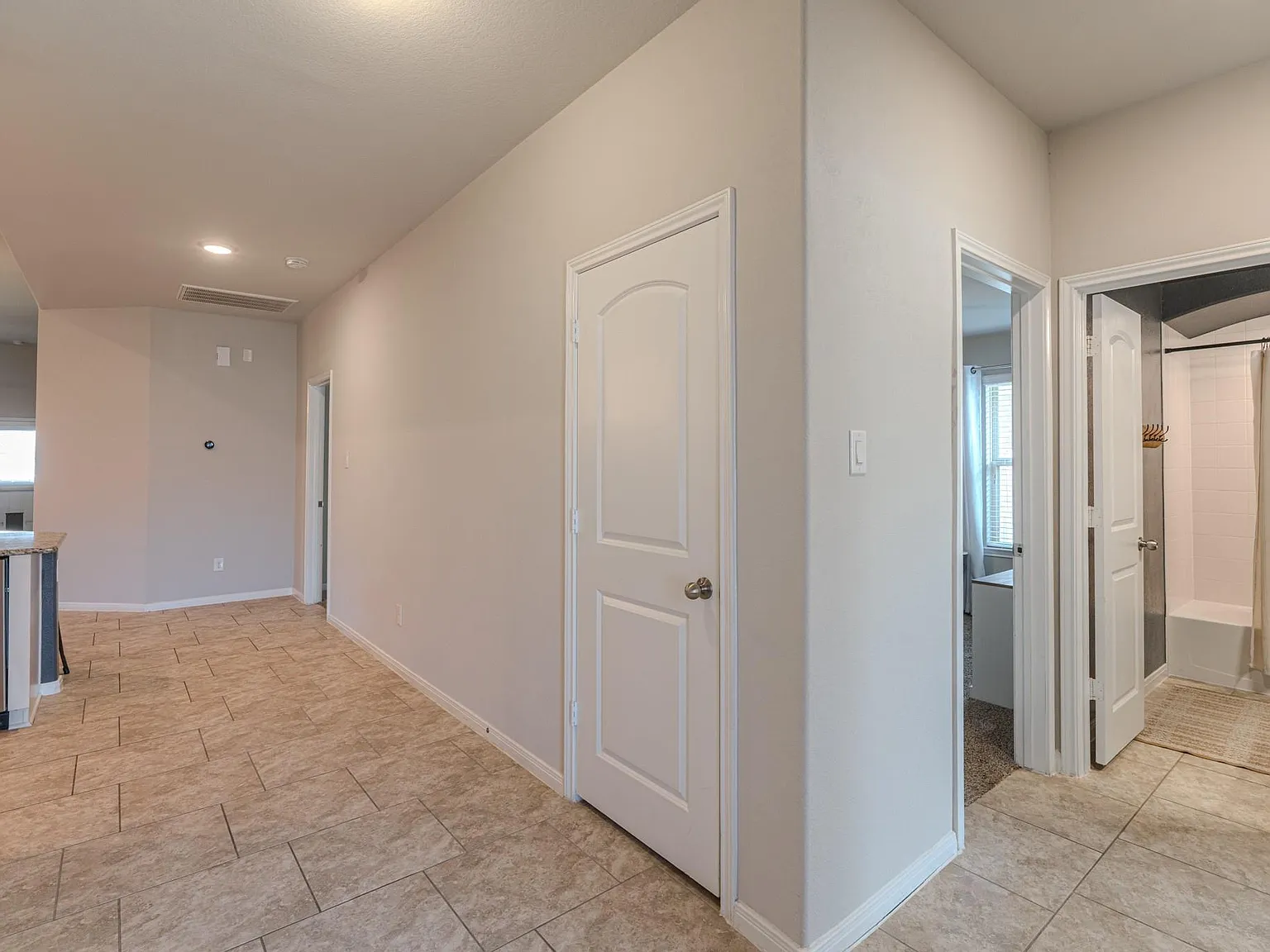 4 bed, 2.0 bath, 2086 sqft, $2,600 — Photo 3