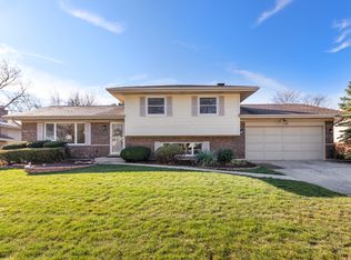 135 Lewis Ct, Schaumburg, IL 60193