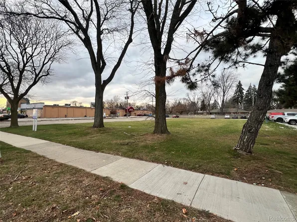 21650 W Eleven Mile Rd, Southfield, MI 48076