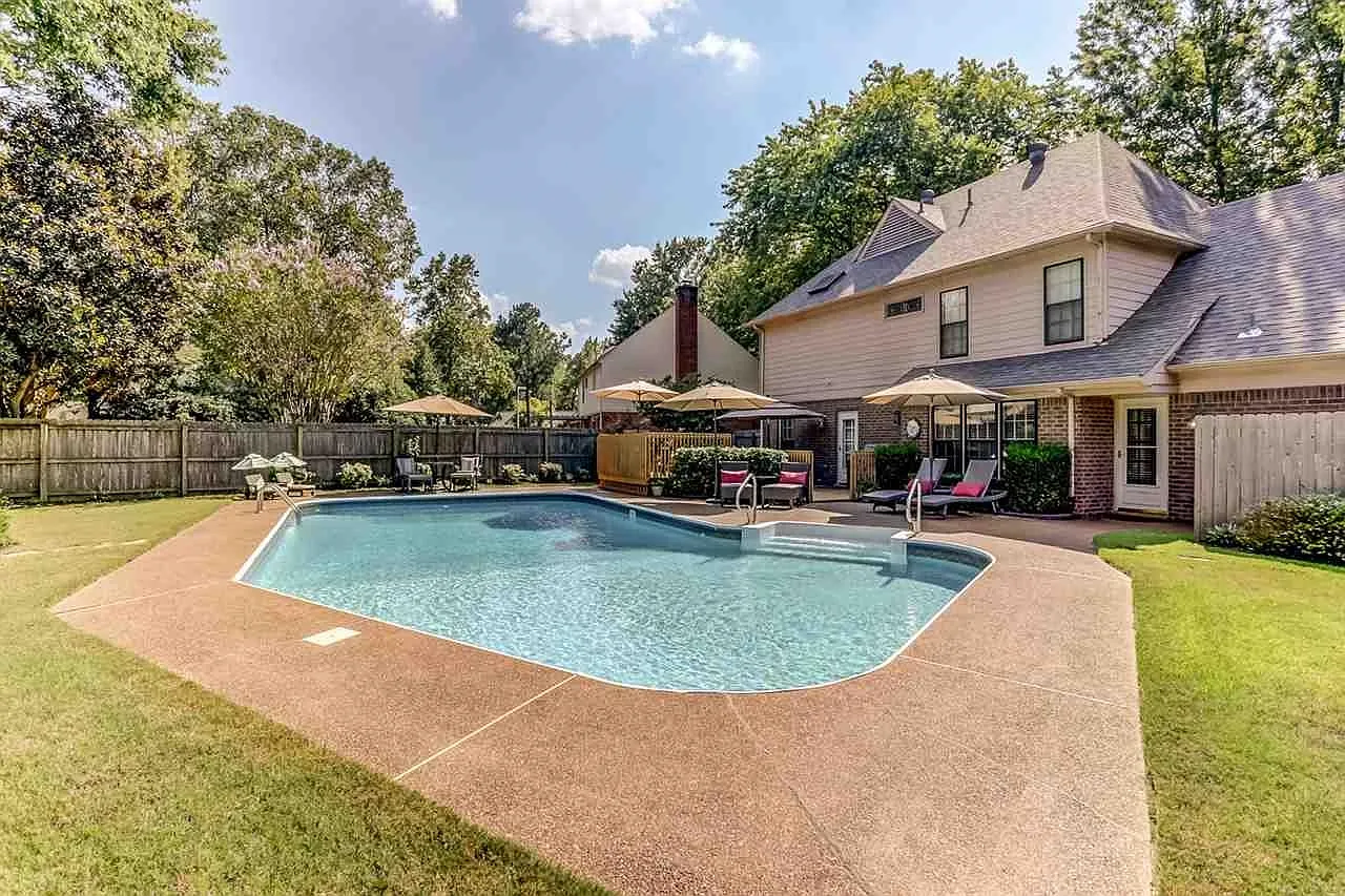 4 bed, 2.5 bath, $3,950 — Photo 2