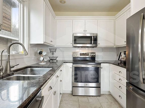 4th image of 605 Park Ln