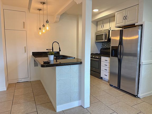 3rd image of 166 N Mar Vista Ave APT 1