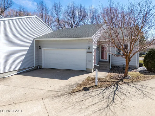 2218 Country Ct NW, East Grand Forks, MN 56721